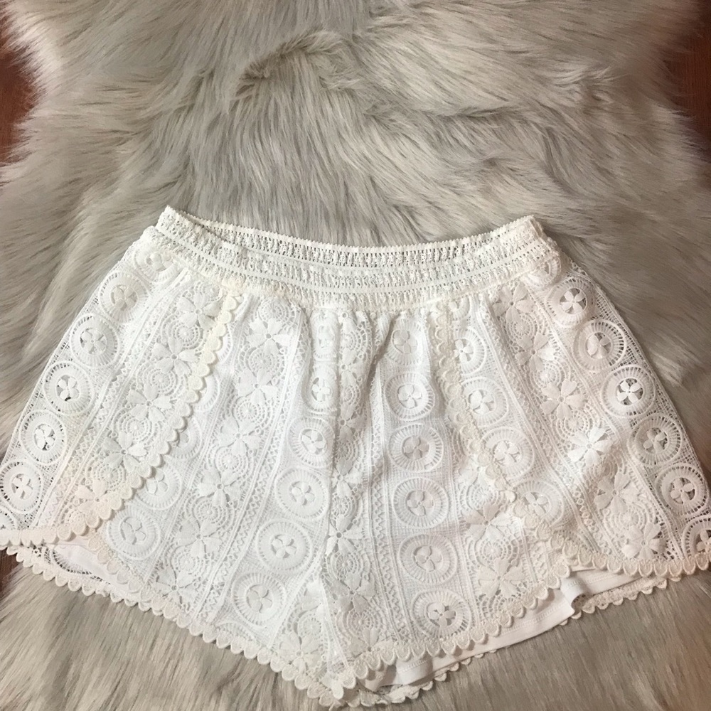 ✨Astr White Lace short✨